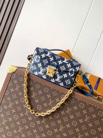 Pochette Metis East West Trumpet Postman